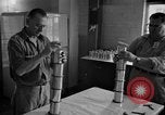 Immagine di Irradiazione degli alimenti Lemont Illinois USA, 1956, secondo 58 filmato di repertorio 65675069053