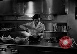 Immagine di Alimenti irradiati Lemont Illinois USA, 1956, secondo 7 filmato di repertorio 65675069054