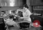 Immagine di Alimenti irradiati Lemont Illinois USA, 1956, secondo 19 filmato di repertorio 65675069054