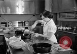 Immagine di Alimenti irradiati Lemont Illinois USA, 1956, secondo 21 filmato di repertorio 65675069054