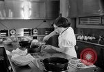 Immagine di Alimenti irradiati Lemont Illinois USA, 1956, secondo 22 filmato di repertorio 65675069054