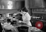 Immagine di Alimenti irradiati Lemont Illinois USA, 1956, secondo 27 filmato di repertorio 65675069054
