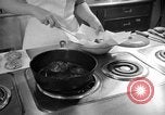 Immagine di Alimenti irradiati Lemont Illinois USA, 1956, secondo 29 filmato di repertorio 65675069054