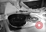 Immagine di Alimenti irradiati Lemont Illinois USA, 1956, secondo 37 filmato di repertorio 65675069054