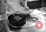 Immagine di Alimenti irradiati Lemont Illinois USA, 1956, secondo 39 filmato di repertorio 65675069054