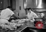 Immagine di Alimenti irradiati Lemont Illinois USA, 1956, secondo 43 filmato di repertorio 65675069054