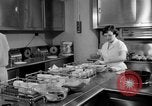 Immagine di Alimenti irradiati Lemont Illinois USA, 1956, secondo 44 filmato di repertorio 65675069054