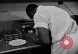 Immagine di Alimenti irradiati Lemont Illinois USA, 1956, secondo 46 filmato di repertorio 65675069054