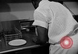 Immagine di Alimenti irradiati Lemont Illinois USA, 1956, secondo 50 filmato di repertorio 65675069054