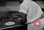 Immagine di Alimenti irradiati Lemont Illinois USA, 1956, secondo 51 filmato di repertorio 65675069054