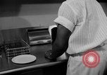 Immagine di Alimenti irradiati Lemont Illinois USA, 1956, secondo 52 filmato di repertorio 65675069054