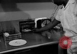 Immagine di Alimenti irradiati Lemont Illinois USA, 1956, secondo 53 filmato di repertorio 65675069054