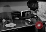 Immagine di Alimenti irradiati Lemont Illinois USA, 1956, secondo 54 filmato di repertorio 65675069054