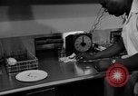 Immagine di Alimenti irradiati Lemont Illinois USA, 1956, secondo 55 filmato di repertorio 65675069054