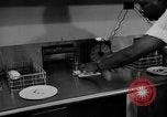 Immagine di Alimenti irradiati Lemont Illinois USA, 1956, secondo 60 filmato di repertorio 65675069054