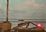 Image Marines détruire les péniches de débarquement infiltré par des mitrailleurs japonais Tarawa Îles Gilbert, 1943, de la seconde 3 séquences d'archives historiques vidéo 65675069061
