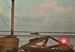 Image Marines détruire les péniches de débarquement infiltré par des mitrailleurs japonais Tarawa Îles Gilbert, 1943, de la seconde 4 séquences d'archives historiques vidéo 65675069061