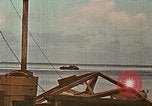 Image Marines détruire les péniches de débarquement infiltré par des mitrailleurs japonais Tarawa Îles Gilbert, 1943, de la seconde 5 séquences d'archives historiques vidéo 65675069061