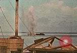 Image Marines détruire les péniches de débarquement infiltré par des mitrailleurs japonais Tarawa Îles Gilbert, 1943, de la seconde 6 séquences d'archives historiques vidéo 65675069061