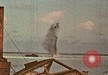 Image Marines détruire les péniches de débarquement infiltré par des mitrailleurs japonais Tarawa Îles Gilbert, 1943, de la seconde 12 séquences d'archives historiques vidéo 65675069061