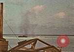 Image Marines détruire les péniches de débarquement infiltré par des mitrailleurs japonais Tarawa Îles Gilbert, 1943, de la seconde 14 séquences d'archives historiques vidéo 65675069061