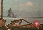 Image Marines détruire les péniches de débarquement infiltré par des mitrailleurs japonais Tarawa Îles Gilbert, 1943, de la seconde 15 séquences d'archives historiques vidéo 65675069061