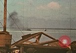 Image Marines détruire les péniches de débarquement infiltré par des mitrailleurs japonais Tarawa Îles Gilbert, 1943, de la seconde 16 séquences d'archives historiques vidéo 65675069061