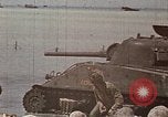 Image Marines détruire les péniches de débarquement infiltré par des mitrailleurs japonais Tarawa Îles Gilbert, 1943, de la seconde 20 séquences d'archives historiques vidéo 65675069061