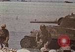 Image Marines détruire les péniches de débarquement infiltré par des mitrailleurs japonais Tarawa Îles Gilbert, 1943, de la seconde 21 séquences d'archives historiques vidéo 65675069061
