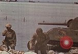 Image Marines détruire les péniches de débarquement infiltré par des mitrailleurs japonais Tarawa Îles Gilbert, 1943, de la seconde 22 séquences d'archives historiques vidéo 65675069061