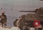 Image Marines détruire les péniches de débarquement infiltré par des mitrailleurs japonais Tarawa Îles Gilbert, 1943, de la seconde 23 séquences d'archives historiques vidéo 65675069061