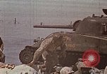 Image Marines détruire les péniches de débarquement infiltré par des mitrailleurs japonais Tarawa Îles Gilbert, 1943, de la seconde 24 séquences d'archives historiques vidéo 65675069061
