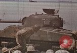 Image Marines détruire les péniches de débarquement infiltré par des mitrailleurs japonais Tarawa Îles Gilbert, 1943, de la seconde 25 séquences d'archives historiques vidéo 65675069061