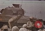 Image Marines détruire les péniches de débarquement infiltré par des mitrailleurs japonais Tarawa Îles Gilbert, 1943, de la seconde 26 séquences d'archives historiques vidéo 65675069061