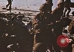 Image Marines détruire les péniches de débarquement infiltré par des mitrailleurs japonais Tarawa Îles Gilbert, 1943, de la seconde 27 séquences d'archives historiques vidéo 65675069061
