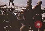 Image Marines détruire les péniches de débarquement infiltré par des mitrailleurs japonais Tarawa Îles Gilbert, 1943, de la seconde 28 séquences d'archives historiques vidéo 65675069061