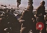 Image Marines détruire les péniches de débarquement infiltré par des mitrailleurs japonais Tarawa Îles Gilbert, 1943, de la seconde 29 séquences d'archives historiques vidéo 65675069061