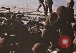 Image Marines détruire les péniches de débarquement infiltré par des mitrailleurs japonais Tarawa Îles Gilbert, 1943, de la seconde 30 séquences d'archives historiques vidéo 65675069061
