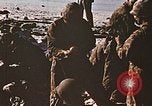 Image Marines détruire les péniches de débarquement infiltré par des mitrailleurs japonais Tarawa Îles Gilbert, 1943, de la seconde 33 séquences d'archives historiques vidéo 65675069061