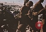 Image Marines détruire les péniches de débarquement infiltré par des mitrailleurs japonais Tarawa Îles Gilbert, 1943, de la seconde 37 séquences d'archives historiques vidéo 65675069061