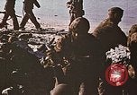 Image Marines détruire les péniches de débarquement infiltré par des mitrailleurs japonais Tarawa Îles Gilbert, 1943, de la seconde 39 séquences d'archives historiques vidéo 65675069061