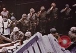Image tombé États-Unis Marines sur Betio Tarawa Tarawa Îles Gilbert, 1943, de la seconde 47 séquences d'archives historiques vidéo 65675069063