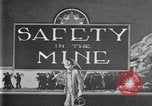 Image les premiers soins la sécurité dans les mines United States USA, 1921, de la seconde 13 séquences d'archives historiques vidéo 65675069081