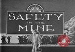 Image les premiers soins la sécurité dans les mines United States USA, 1921, de la seconde 14 séquences d'archives historiques vidéo 65675069081