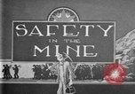 Image les premiers soins la sécurité dans les mines United States USA, 1921, de la seconde 15 séquences d'archives historiques vidéo 65675069081