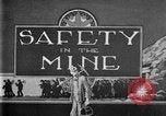 Image les premiers soins la sécurité dans les mines United States USA, 1921, de la seconde 16 séquences d'archives historiques vidéo 65675069081