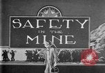 Image les premiers soins la sécurité dans les mines United States USA, 1921, de la seconde 17 séquences d'archives historiques vidéo 65675069081
