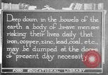 Image les premiers soins la sécurité dans les mines United States USA, 1921, de la seconde 25 séquences d'archives historiques vidéo 65675069081