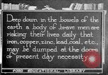 Image les premiers soins la sécurité dans les mines United States USA, 1921, de la seconde 37 séquences d'archives historiques vidéo 65675069081