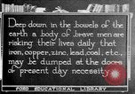 Image les premiers soins la sécurité dans les mines United States USA, 1921, de la seconde 39 séquences d'archives historiques vidéo 65675069081